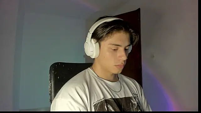 Snapshot of Giordano_Russo chatting on October 16, 2025, 12:44 am Giordano Russo online show from October 16, 2025, 12:44 am