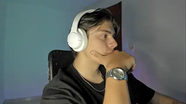 Snapshot of Giordano_Russo chatting on October 21, 2025, 11:16 pm Giordano Russo online show from October 21, 2025, 11:16 pm