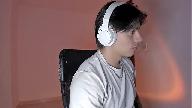 Snapshot of Giordano_Russo chatting on October 28, 2025, 4:16 am Giordano Russo online show from October 28, 2025, 4:16 am