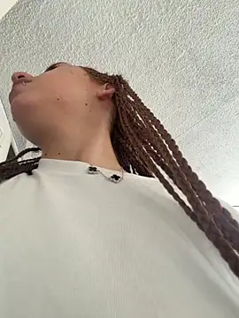 Snapshot of valenor_ chatting on February 20, 2026, 6:52 pm valenor online show from February 20, 2026, 6:52 pm