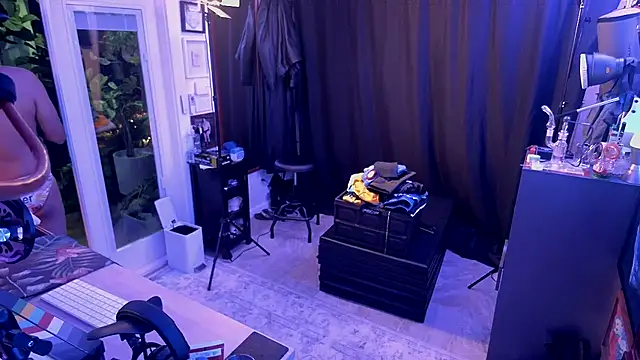 Briefs bud online show from December 18, 2025, 5:24 am