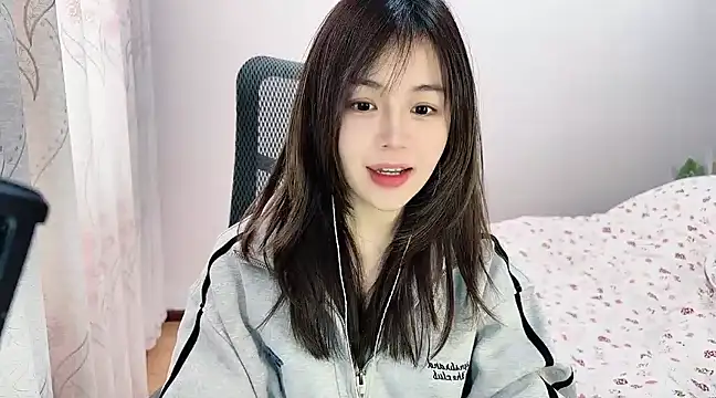 Snapshot of Butterfly--- chatting on December 8, 2024, 5:39 am Butterfly--- online show from December 8, 2024, 5:39 am