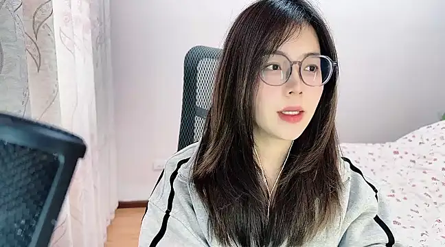 Snapshot of Butterfly--- chatting on December 8, 2024, 8:41 am Butterfly--- online show from December 8, 2024, 8:41 am