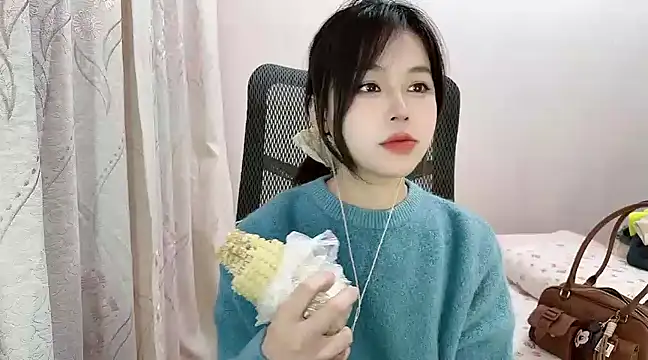 Snapshot of Butterfly--- chatting on December 14, 2024, 11:39 am Butterfly--- online show from December 14, 2024, 11:39 am