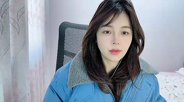 Snapshot of Butterfly--- chatting on December 15, 2024, 5:45 am Butterfly--- online show from December 15, 2024, 5:45 am