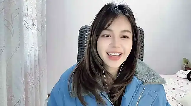 Snapshot of Butterfly--- chatting on December 15, 2024, 8:52 am Butterfly--- online show from December 15, 2024, 8:52 am