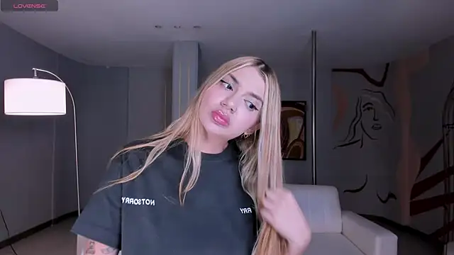 Snapshot of NiaHolland chatting on September 8, 2025, 6:29 pm NiaHolland online show from September 8, 2025, 6:29 pm