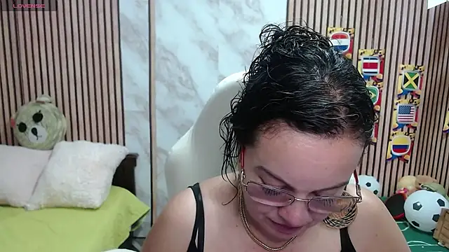 Snapshot of Sonialorens_ chatting on July 8, 2026, 4:33 pm Sonialorens online show from July 8, 2026, 4:33 pm
