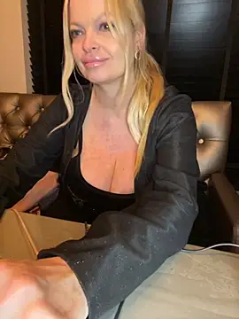 Snapshot of Lisavontease chatting on October 18, 2025, 10:43 pm Lisavontease online show from October 18, 2025, 10:43 pm