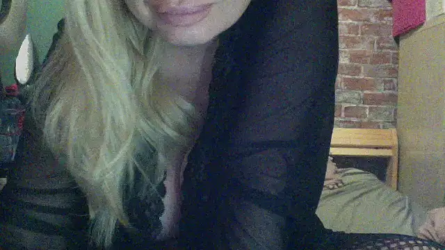 Snapshot of Lisavontease chatting on November 29, 2025, 10:18 am Lisavontease online show from November 29, 2025, 10:18 am