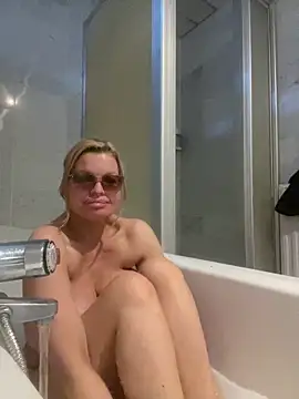 Snapshot of Lisavontease chatting on February 8, 2026, 3:15 pm Lisavontease online show from February 8, 2026, 3:15 pm