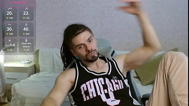 Aestheticguy101 online show from October 14, 2025, 1:34 pm