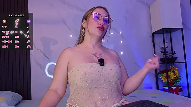 Snapshot of hotpawgmilf chatting on June 14, 2026, 12:30 am hotpawgmilf online show from June 14, 2026, 12:30 am