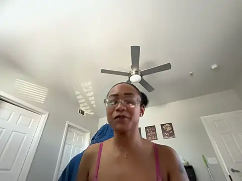 Snapshot of RylHoneyy chatting on February 5, 2026, 5:28 pm RylHoneyy online show from February 5, 2026, 5:28 pm