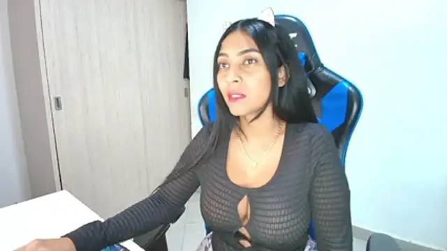 sophiax-x online show from November 22, 2025, 4:33 am