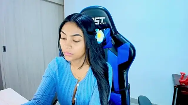 sophiax-x online show from December 18, 2025, 11:05 am