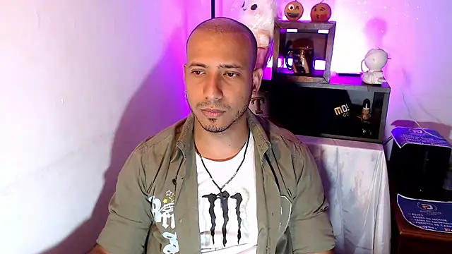 Snapshot of thommerxxx chatting on June 17, 2026, 10:10 pm thommerxxx online show from June 17, 2026, 10:10 pm
