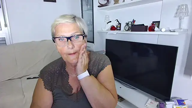 Snapshot of Selenna57 chatting on June 7, 2026, 4:44 pm Selenna57 online show from June 7, 2026, 4:44 pm