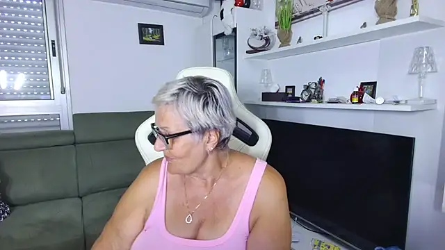 Snapshot of Selenna57 chatting on June 17, 2026, 11:45 am Selenna57 online show from June 17, 2026, 11:45 am