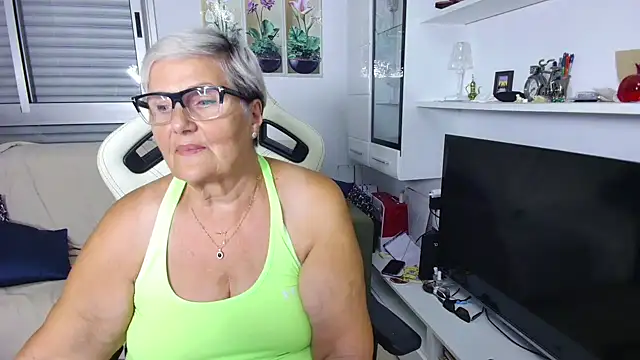 Snapshot of Selenna57 chatting on July 15, 2026, 5:40 pm Selenna57 online show from July 15, 2026, 5:40 pm