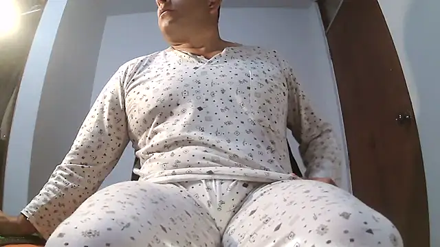 chicoguapo8 online show from November 27, 2025, 12:07 pm