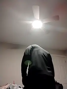 Makeyoucumallover online show from December 1, 2025, 4:06 am