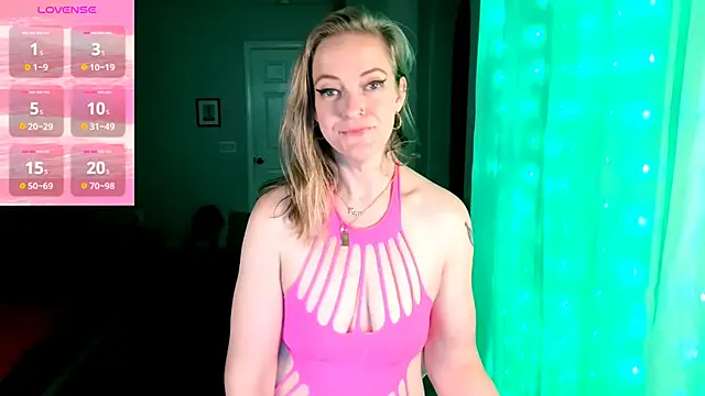 Snapshot of britteebee chatting on October 18, 2025, 9:43 am britteebee online show from October 18, 2025, 9:43 am