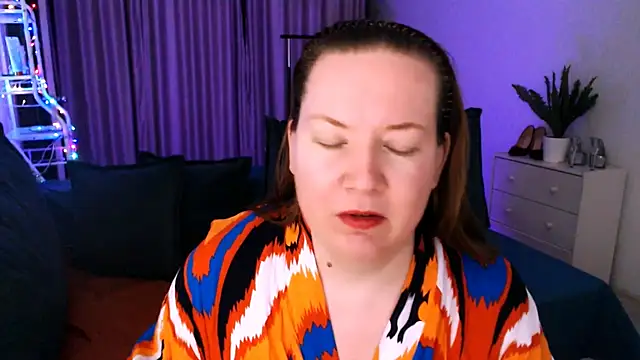 Snapshot of GoddessLara chatting on January 7, 2025, 11:35 pm GoddessLara online show from January 7, 2025, 11:35 pm