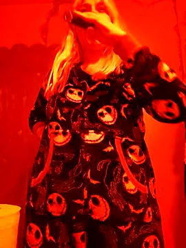 ScarletCallings420 online show from November 23, 2025, 1:44 pm