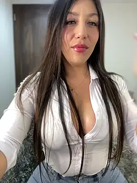 Snapshot of MiaJones21 chatting on May 5, 2026, 12:18 am MiaJones21 online show from May 5, 2026, 12:18 am