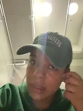 Snapshot of trianawhite chatting on February 19, 2025, 6:21 pm trianawhite online show from February 19, 2025, 6:21 pm