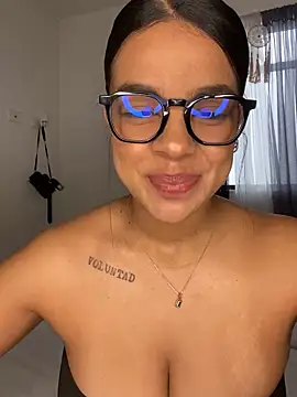 Snapshot of trianawhite chatting on March 15, 2025, 2:45 pm trianawhite online show from March 15, 2025, 2:45 pm