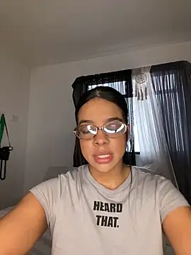 Snapshot of trianawhite chatting on December 21, 2025, 3:19 pm trianawhite online show from December 21, 2025, 3:19 pm