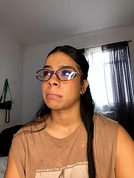 Snapshot of trianawhite chatting on January 15, 2026, 3:05 pm trianawhite online show from January 15, 2026, 3:05 pm