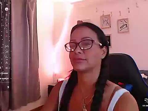 Snapshot of emmily_castro chatting on October 6, 2025, 1:08 pm emmily castro online show from October 6, 2025, 1:08 pm