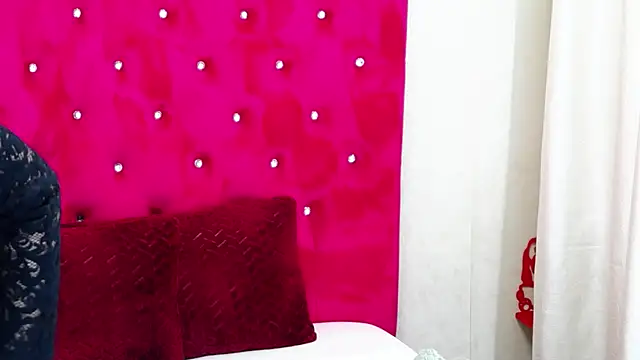 Snapshot of LoraDelNiro chatting on December 28, 2024, 7:43 pm LoraDelNiro online show from December 28, 2024, 7:43 pm