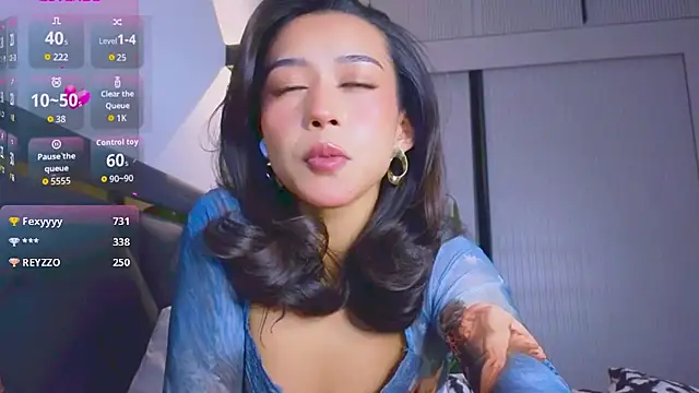 Mia Tin online show from October 31, 2025, 8:43 pm