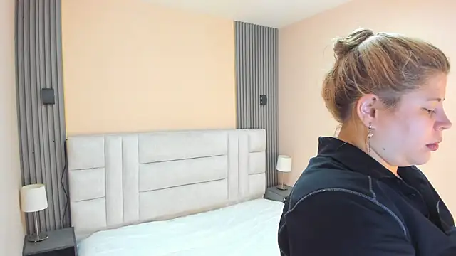 EYMI TOMSOM online show from October 5, 2025, 10:35 am