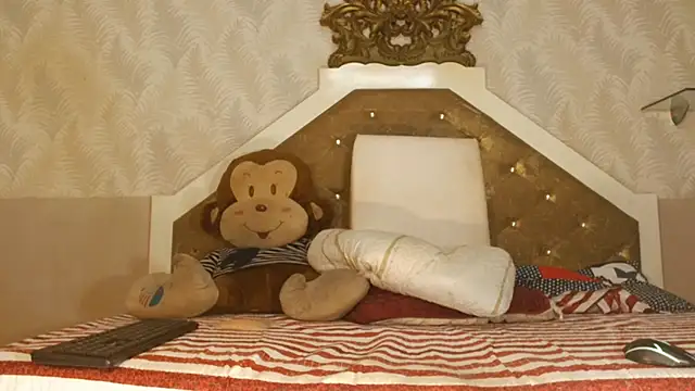 Snapshot of MiaShantall4u chatting on September 18, 2025, 4:25 am MiaShantall4u online show from September 18, 2025, 4:25 am