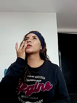 karolkim022 online show from October 8, 2025, 6:38 pm