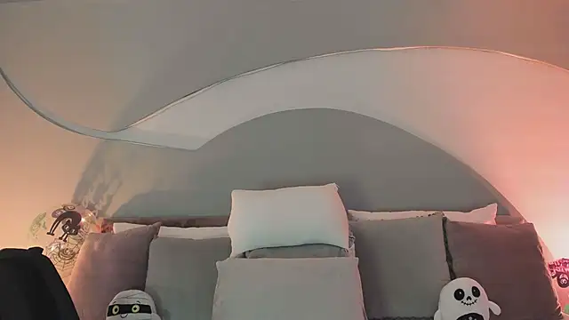 Nicolle W online show from October 23, 2025, 11:53 am