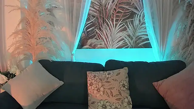 Nicolle W online show from November 20, 2025, 11:54 am