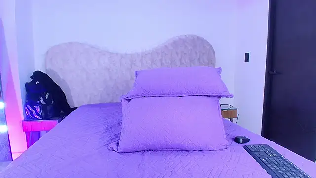 shelsyloreds online show from December 2, 2025, 11:59 am