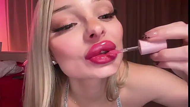 HannaXLove online show from November 17, 2025, 4:24 pm