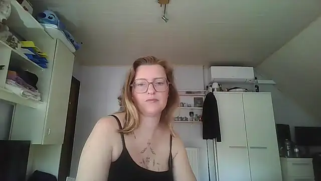 LiquidLeonie online show from May 26, 2026, 6:20 am