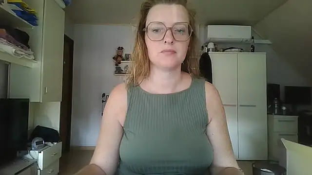 LiquidLeonie online show from May 27, 2026, 7:16 am