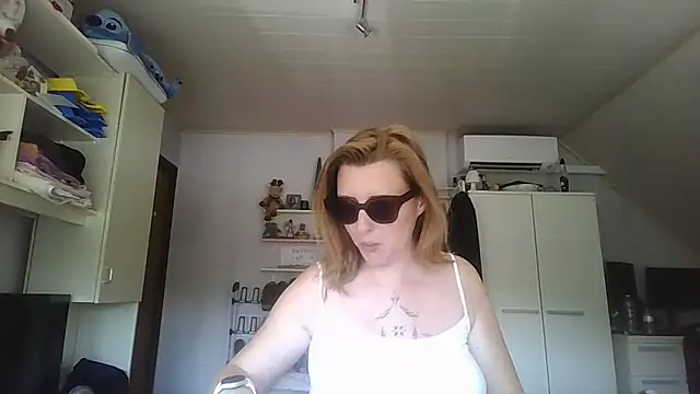 LiquidLeonie online show from May 28, 2026, 9:50 am