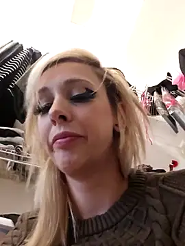 Snapshot of AmethystFoxx chatting on February 15, 2026, 8:16 pm AmethystFoxx online show from February 15, 2026, 8:16 pm