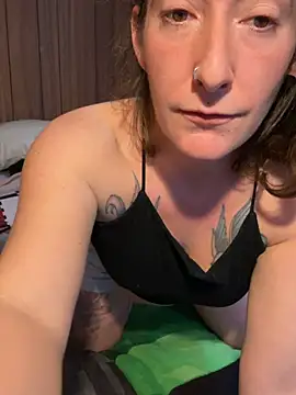 Snapshot of Mini_And_The_Bear chatting on February 9, 2026, 5:06 pm Mini And The Bear online show from February 9, 2026, 5:06 pm