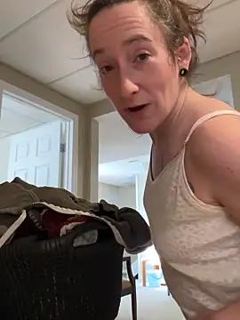 Snapshot of Mini_And_The_Bear chatting on February 12, 2026, 5:19 pm Mini And The Bear online show from February 12, 2026, 5:19 pm